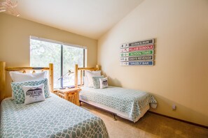 Family Apartment, 3 Bedrooms | 3 bedrooms, free WiFi, bed sheets