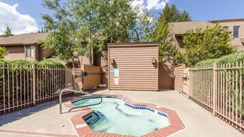 Apartemen Keluarga, 3 kamar tidur | Bathtub spa outdoor