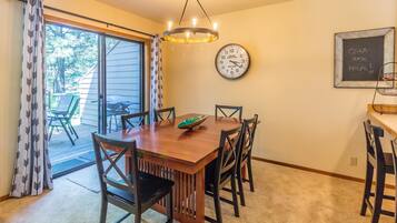 Apartemen Keluarga, 3 kamar tidur | Makan di kamar