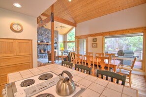 Family Apartment, 4 Bedrooms | In-room dining - Rhododendron 9 (Bend)