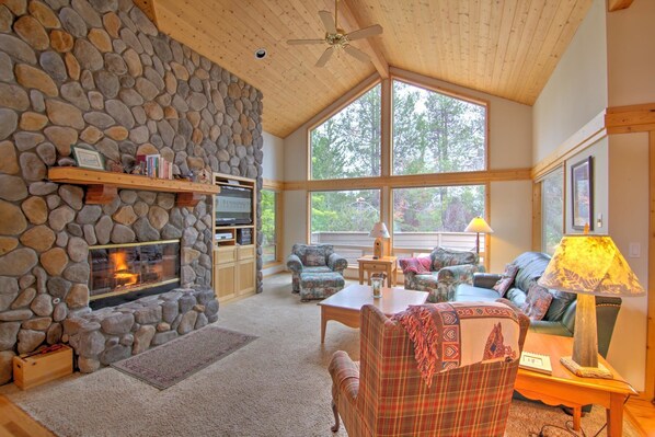 Family Apartment, 4 Bedrooms | Living area