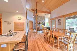 Family Apartment, 4 Bedrooms | In-room dining