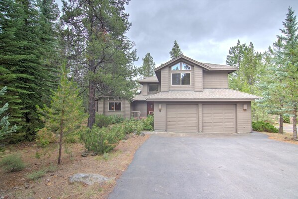 Family Apartment, 4 Bedrooms | Front of property