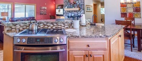 Family Apartment, 4 Bedrooms | Private kitchen | Fridge, microwave, oven, stovetop