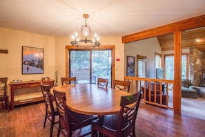 Family Apartment, 3 Bedrooms | In-room dining