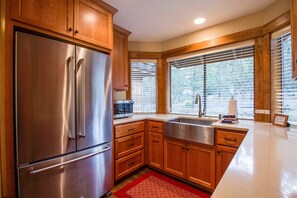 Family Apartment, 3 Bedrooms | Private kitchen | Fridge, microwave, oven, stovetop - Tan Oak 38 (Bend)