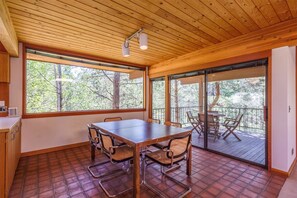 Appartement familial, 3 chambres | Repas dans la chambre