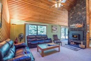 Family Apartment, 2 Bedrooms | Living area | Flat-screen TV, fireplace, DVD player - Pathfinder 1 (Bend)