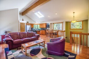 Family Apartment, 3 Bedrooms | Living room | Flat-screen TV, DVD player - Splitrock 8 (Bend)