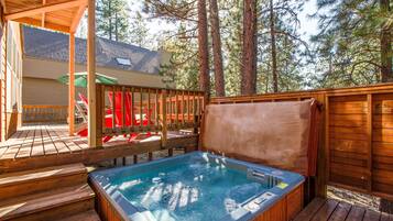 Family Apartment, 4 Bedrooms | Outdoor spa tub