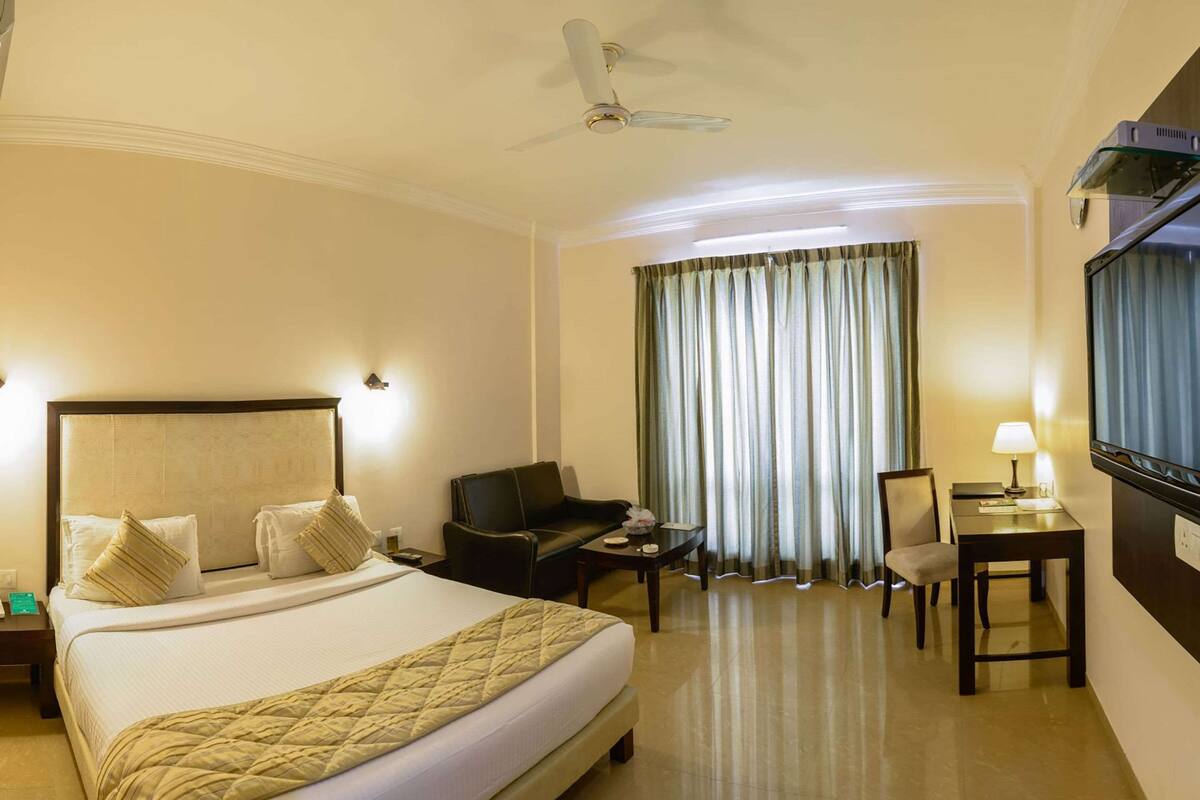 Standard Room, 1 Double Bed with Sofa bed, Smoking (1 Person Sofa Bed) | In-room safe, desk, iron/ironing board (on request), cribs (free)