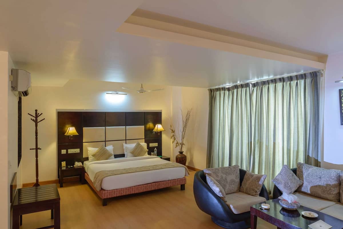 Suite, 1 Double Bed, Smoking | In-room safe, desk, iron/ironing board, free cots/infant beds