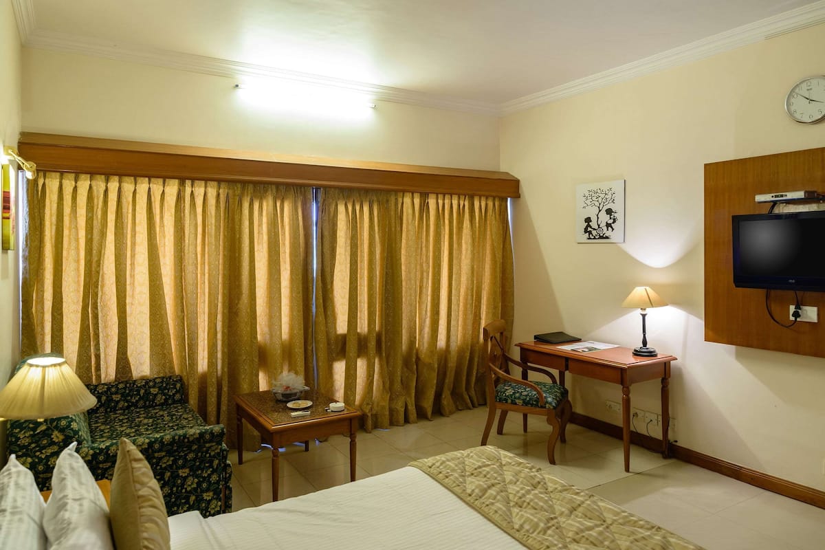 Standard Room, 1 Double Bed, Smoking, Balcony | In-room safe, desk, iron/ironing board (on request), cribs (free)