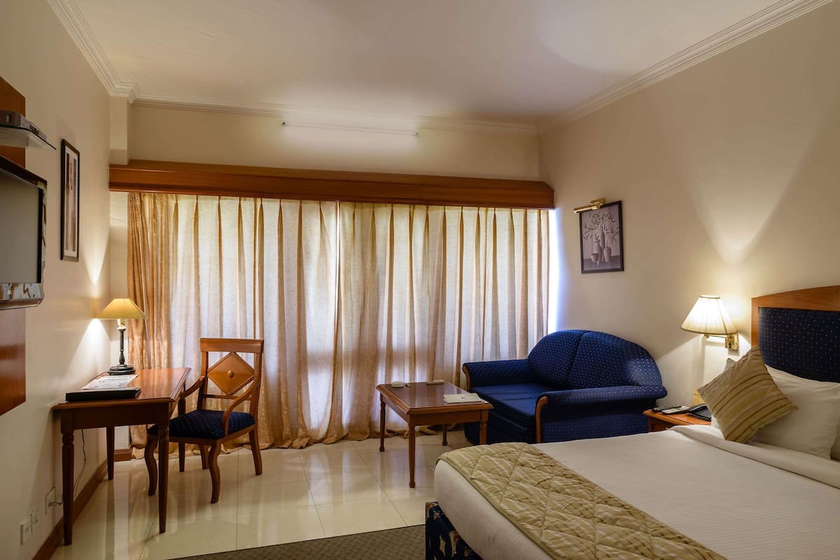 Standard Room, 1 Double Bed, Smoking | In-room safe, desk, iron/ironing board (on request), cribs (free)