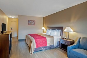 In-room safe, desk, free WiFi, bed sheets - Econo Lodge Hagerstown (Hagerstown)