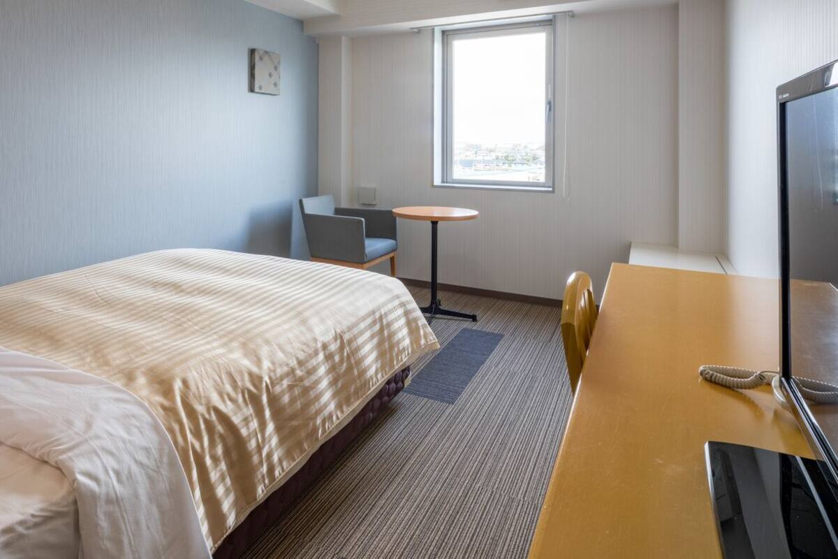 Premium bedding, desk, blackout drapes, iron/ironing board (on request)