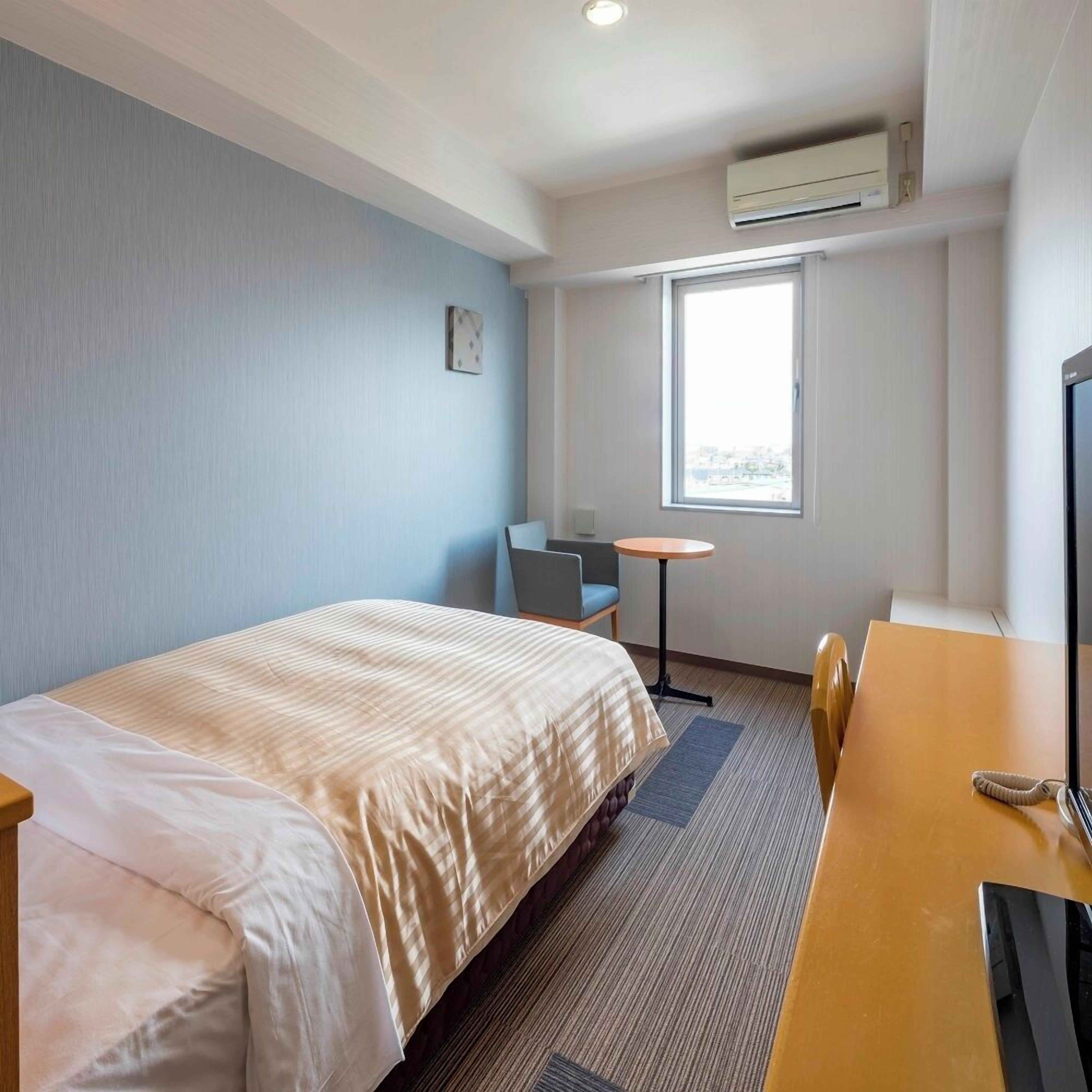Premium bedding, desk, blackout drapes, iron/ironing board