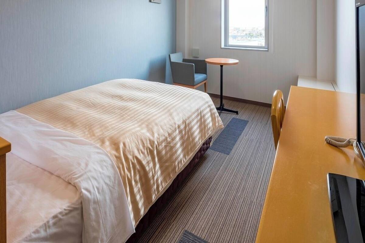 Premium bedding, desk, blackout drapes, iron/ironing board (on request)