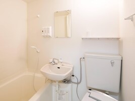 Habitación estándar, 1 cama doble, no fumadores | Baño | Ducha y bañera combinadas y artículos de higiene personal gratuitos