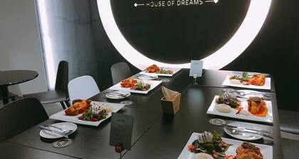 Moncher Guesthouse - Hostel