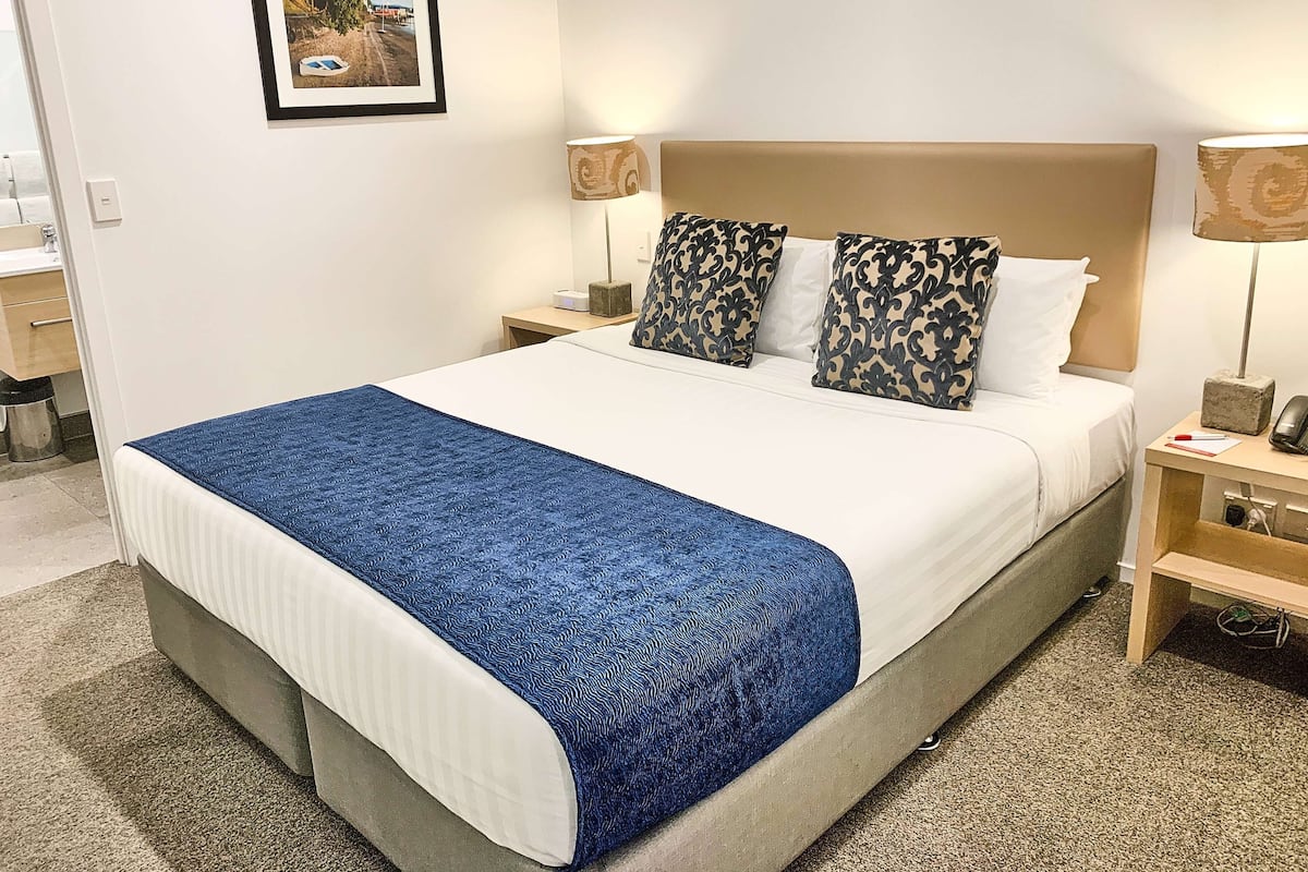 Apartment, 1 Bedroom, Non Smoking | 1 bedroom, premium bedding, laptop workspace, iron/ironing board
