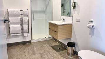 Douche, articles de toilette gratuits, sĂšche-cheveux