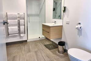 Dusche, kostenlose Toilettenartikel, Haartrockner, Handtücher