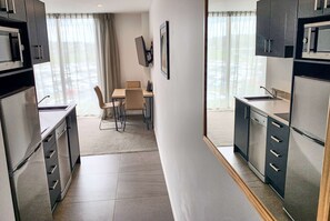 Luxe beddengoed, een laptopwerkplek, een strijkplank/strijkijzer