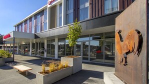 Un edificio moderno con un letrero que dice 'DRAMADA'.