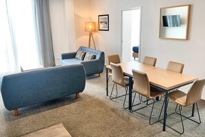 Luxe beddengoed, een laptopwerkplek, een strijkplank/strijkijzer