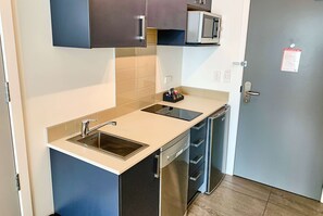 Studio, niet-roken (Apartment) | Badkamer | Een douche, gratis toiletartikelen, een haardroger, handdoeken