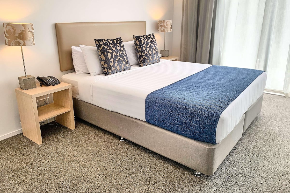 Ropa de cama de alta calidad y espacio para trabajar con laptop