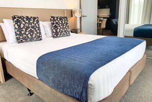 Luxe beddengoed, een laptopwerkplek, een strijkplank/strijkijzer