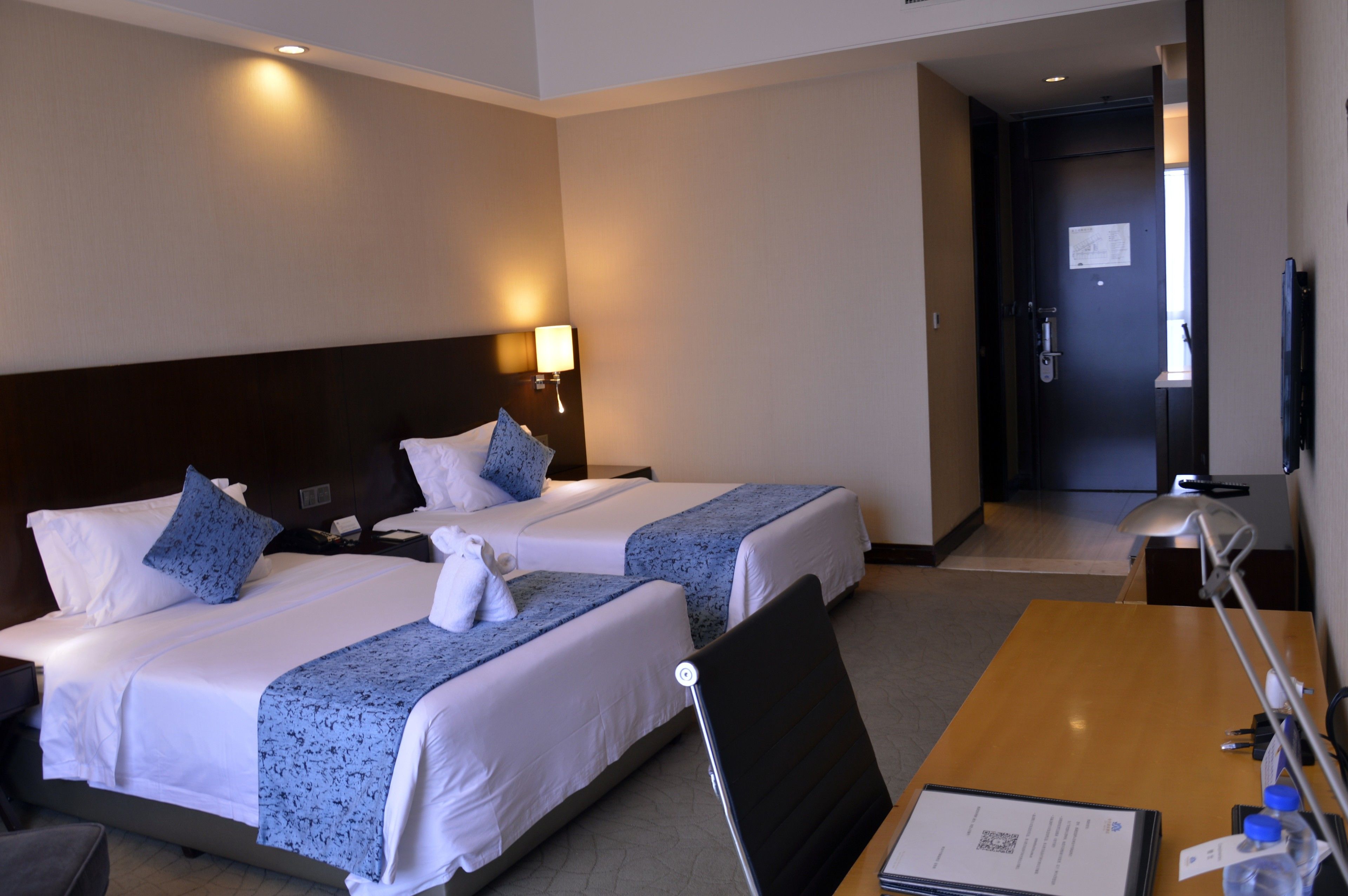 deluxe twin room | minibar, in-room safe, desk, blackout curtains