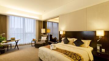 Frigobar, cofres nos quartos, escrivaninha, cortinas blackout