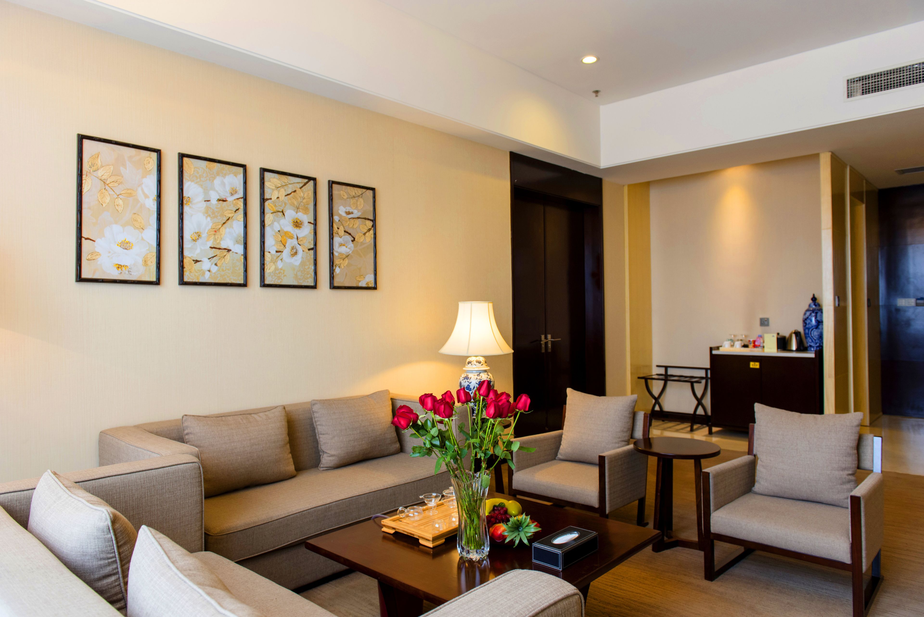 deluxe suite room | minibar, in-room safe, desk, blackout curtains