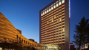 واجهة المنشأة - في المساء/الليل