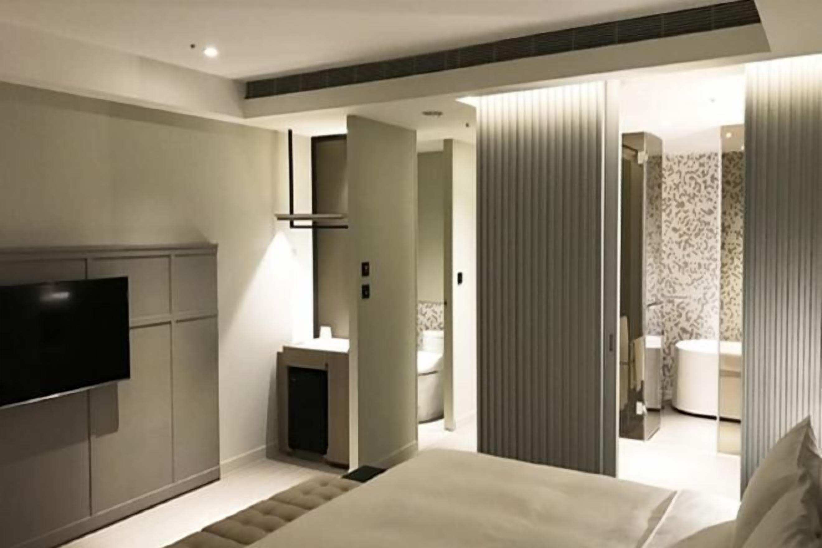 Roupas de cama premium, edredons de pluma, frigobar, cofres nos quartos