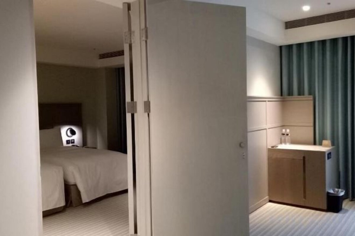 Premium bedding, down comforters, minibar, in-room safe