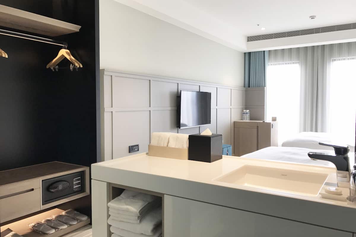 1 bedroom, premium bedding, down duvets, minibar