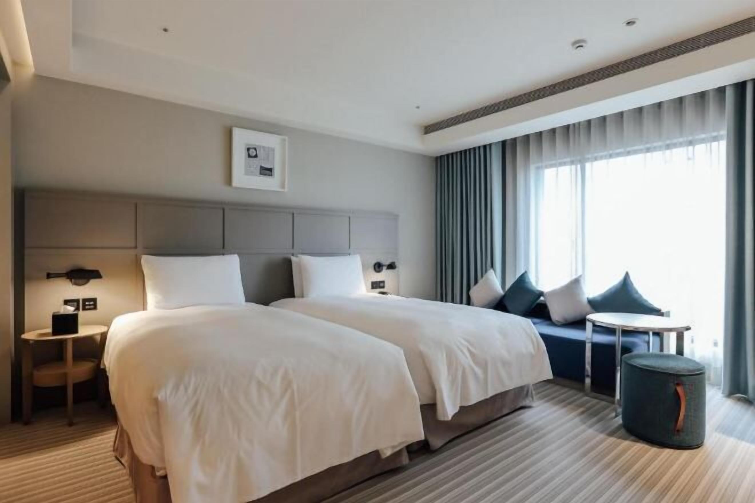 Roupas de cama premium, edredons de pluma, frigobar, cofres nos quartos