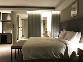 Executive Suite | 1 bedroom, premium bedding, down comforters, minibar