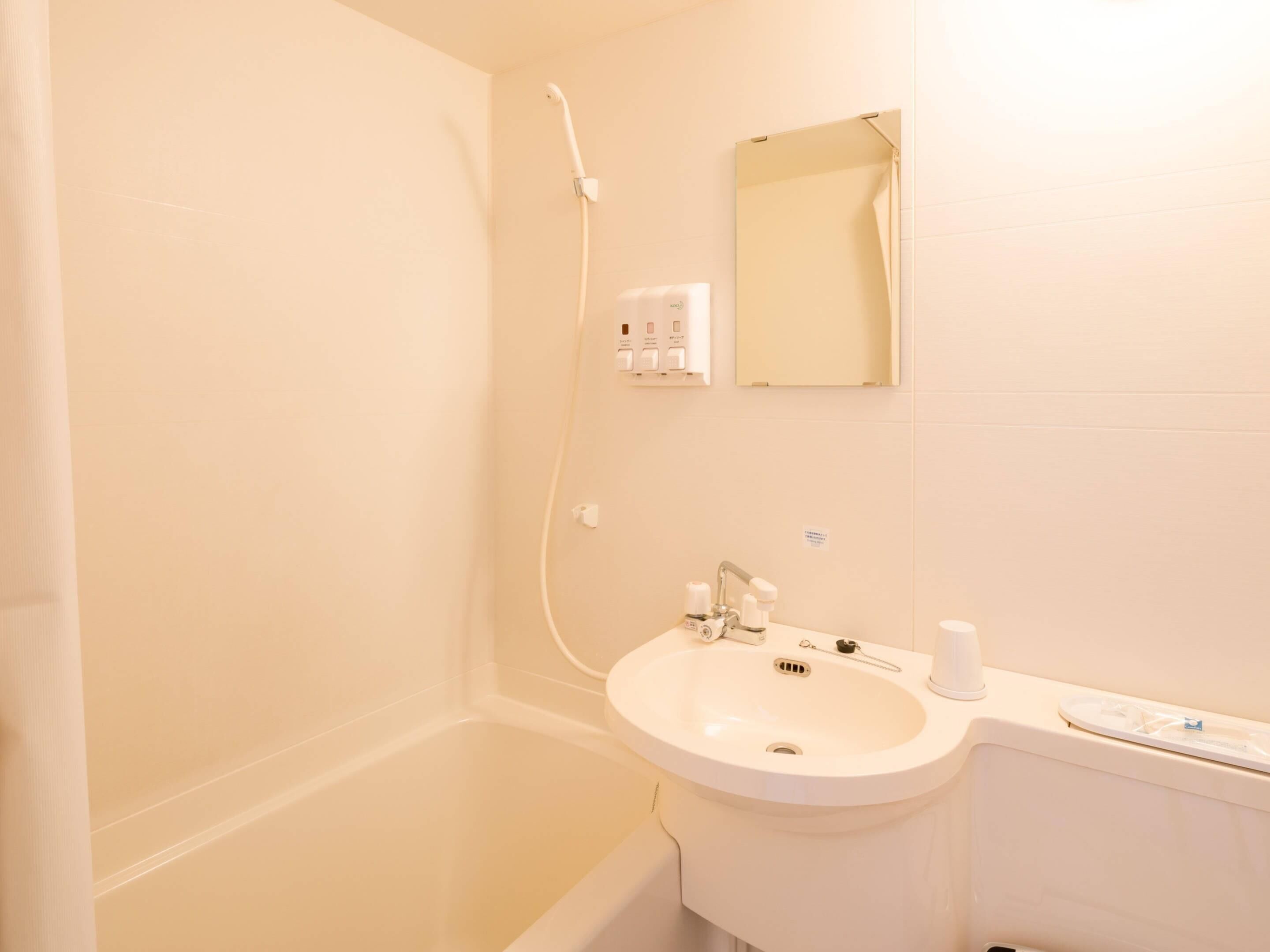 Combined shower/bathtub, deep-soaking bathtub, free toiletries