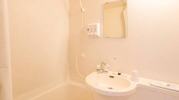 Combined shower/bathtub, deep-soaking bathtub, free toiletries