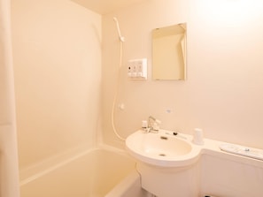 Combined shower/tub, deep soaking tub, free toiletries, hair dryer - Comfort Inn Omihachiman (Omihachiman)