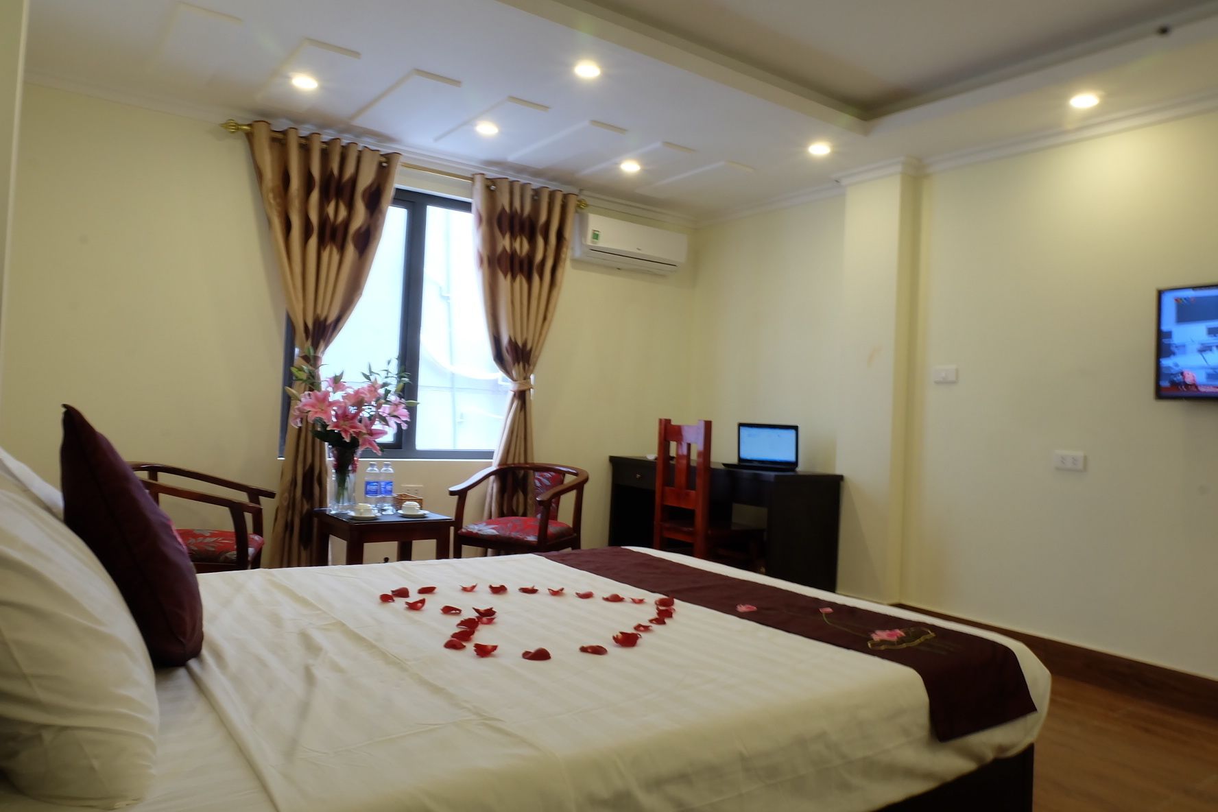 deluxe room | desk, free wifi