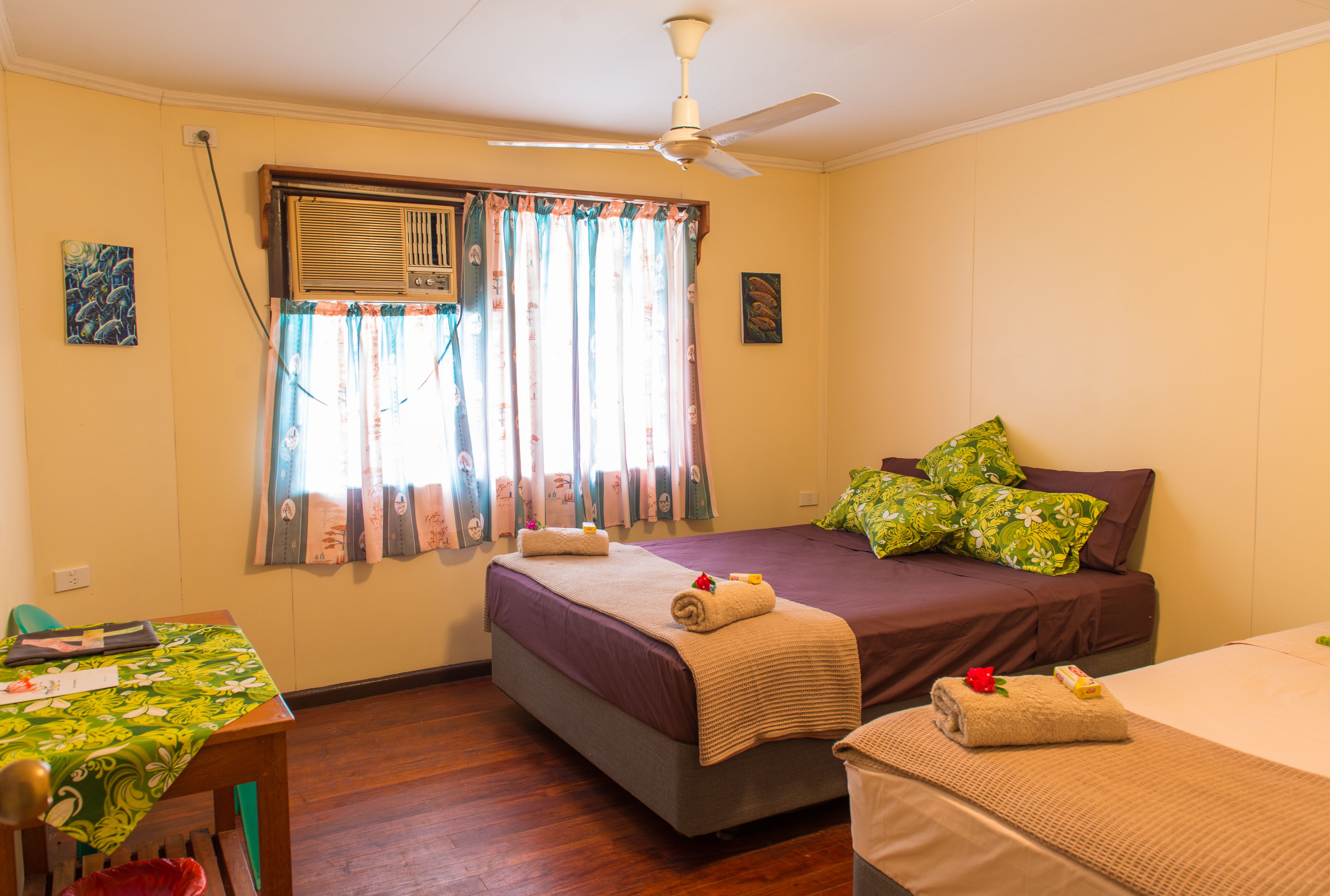 Driepersoonskamer, gedeelde badkamer (Rm 4 & 5)