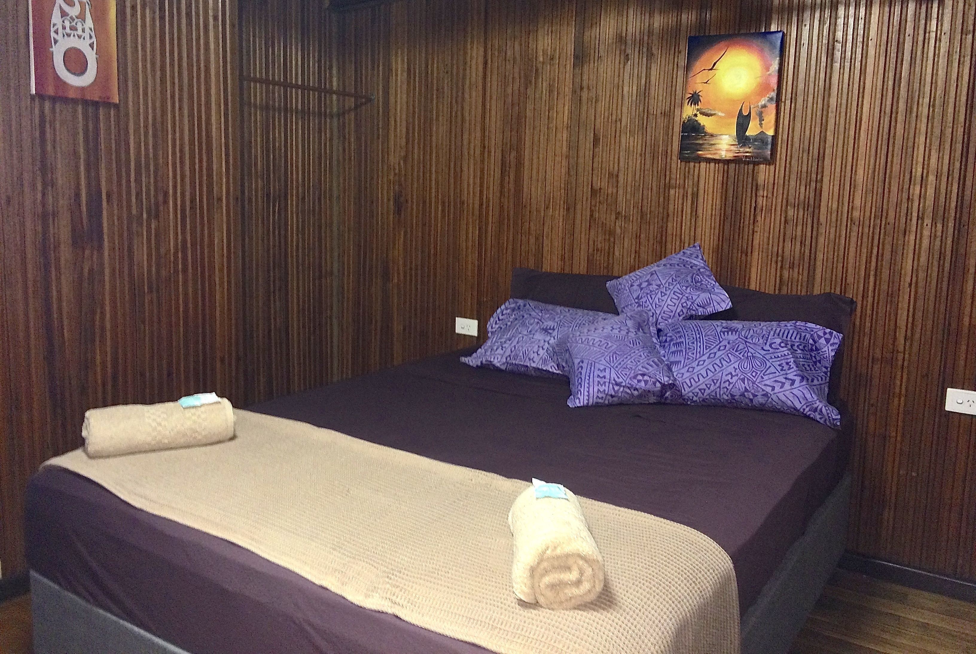 Tweepersoonskamer, en-suite badkamer (Rm 1, 2 & 10)