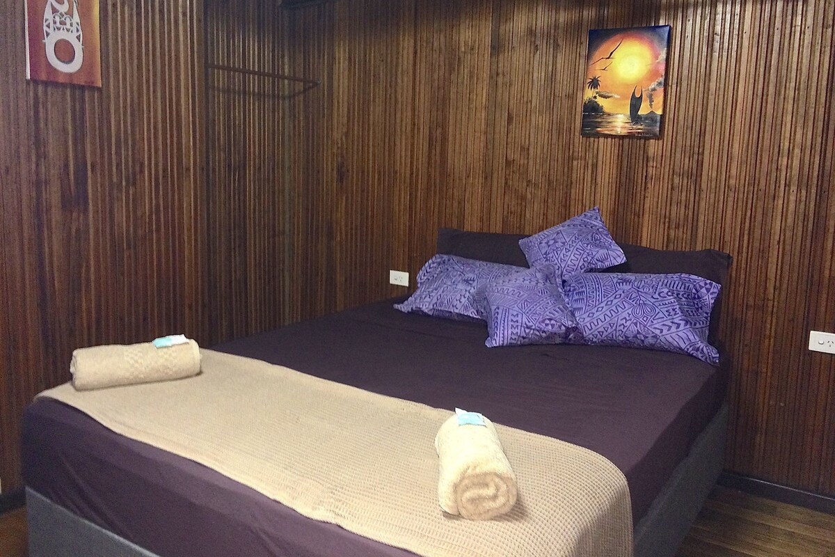 Tweepersoonskamer, en-suite badkamer (Rm 1, 2 & 10)