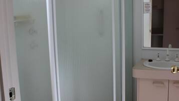 Shower, hair dryer, towels